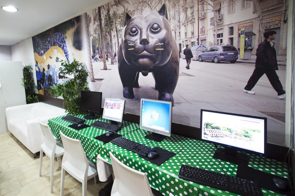 Center-Ramblas Guest House บาร์เซโลนา ภายนอก รูปภาพ